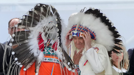 Kontroverse Geste: Die Übergabe eines traditionellen Federschmucks von Cree-Oberhaupt Willie Littlechild an Franziskus wurde in Kanada viel diskutiert.