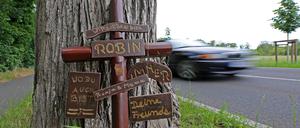 An der Unfallstelle erinnert noch heute ein Kreuz an den verunglückten Potsdamer.
