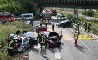 Bei dem schweren Unfall mit drei beteiligten Fahrzeugen wurden drei Personen verletzt.