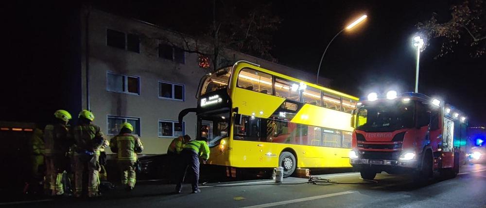 In Berlin-Steglitz sind bei einem schweren Verkehrsunfall mit einem BVG-Bus zwei Fußgänger unter den Doppeldecker-Bus geraten. Dabei kam eine Person ums Leben, wie ein Polizeisprecher am Abend sagte.