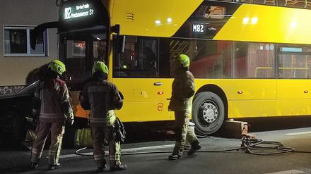In Berlin-Steglitz sind am Samstag bei einem schweren Verkehrsunfall mit einem BVG-Bus zwei Jugendliche unter den Linienbus geraten. Ein Mädchen starb.