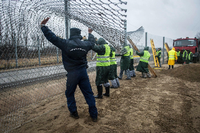 Strafgefangene und ein Aufseher bauen im März 2017 nahe Kelebia, 178 km südöstlich von Budapest (Ungarn), einen zweiten Zaun hinter dem ersten Grenzzaun zwischen Ungarn und Serbien.