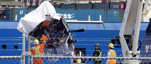 Trümmer des Tauchboots „Titan“ werden am Pier der kanadischen Küstenwache vom Schiff „Horizon Arctic“ entladen.