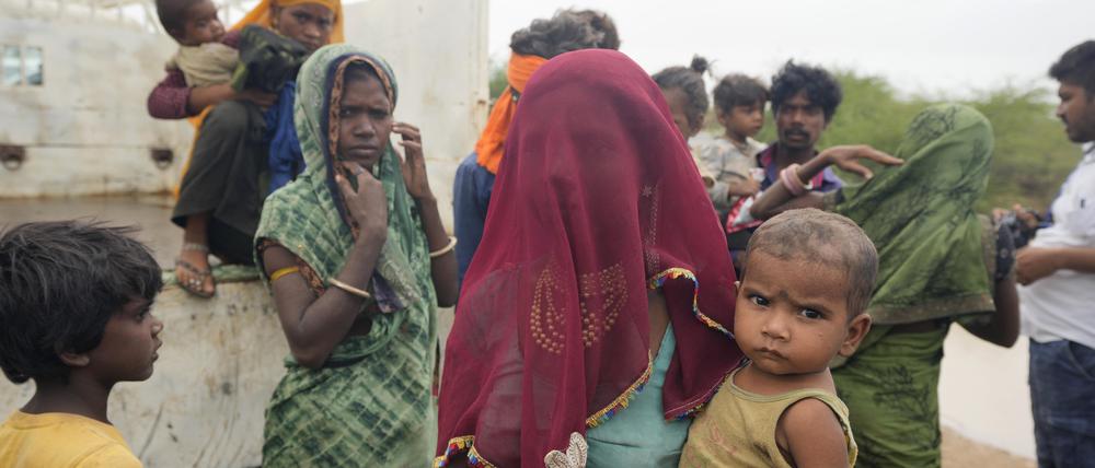 Menschen werden aus einem Dorf in der Nähe von Jakhau in Indien vor einem nahenden Zyklon evakuiert (Symbolfoto).