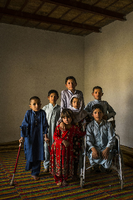 Das zweitplatzierte Foto ist von Andrew Quilty. Es zeigt sieben afghanische Kinder aus einem abgelegenen Dorf im Distrikt Surkh Rod, die bei der Explosion eines Blindgängers schwer verletzt worden sind.