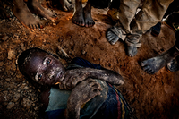 Das drittplatzierte Foto des spanischen Fotografen Antonio Aragon Renuncio zeigt einen erschöpften Jungen in Burkina Faso. Er arbeitet in Goldminen, die für die Konzerne längst als erschöpft gelten.