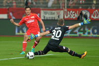 Vorbei das Ding, aber am Torhüter. Philipp Hosiner erzielt in dieser Szene das 1:0 für den 1. FC Union gegen St. Pauli.