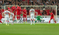 Der sitzt. Stuttgarts Alexandru Maxim (l.) erzielt das Tor zum 1:0 gegen Berlins Torhüter Daniel Mesenhoeler.