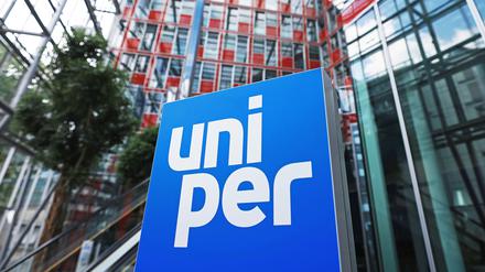 Eine Stele mit dem Firmen-Logo steht im Foyer der Hauptverwaltung des Energieversorgungsunternehmens Uniper in Düsseldorf.