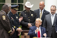 US-Präsident Donald Trump am Dienstag im Rosengarten des Weißen Hauses bei der Unterzeichnung seiner Verordnung zur Polizeireform.