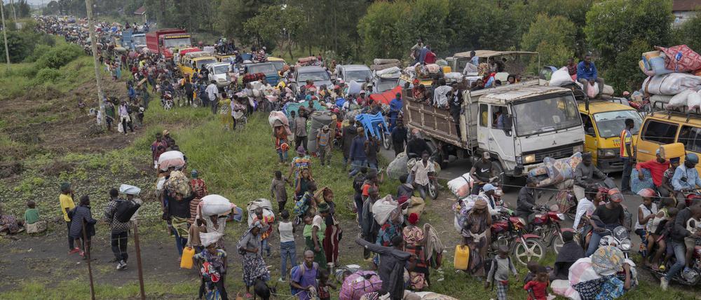 Hunderttausende fliehen vor dem anhaltenden Konflikt zwischen Regierungstruppen und M-23-Rebellen im Osten Kongo.  