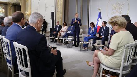 Emmanuel Macron (M), Präsident von Frankreich, spricht während eines Treffens im Élysée-Palast zu den Bürgermeistern aus Städten und Gemeinden, in denen die Ausschreitungen, nach dem Tod eines Jugendlichen bei einer Polizeikontrolle, besonders heftig waren. 