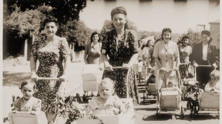 Mut zum Neuanfang. Viele, in der Regel junge Leute lebten als Displaced Persons (DPs), verliebten sich und heirateten in den Camps. Das Bild zeigt Mütter mit ihren Babys im DP-Lager Landsberg um 1948.