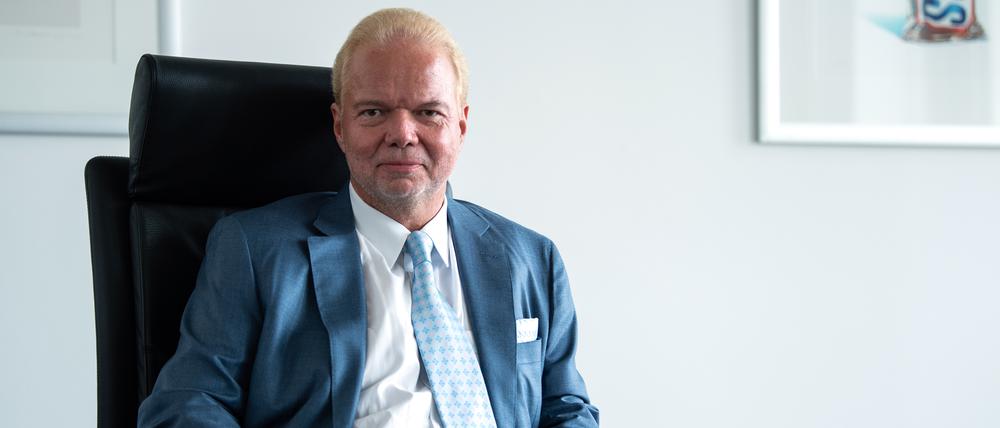 Utz Claassen, Unternehmer und Geschäftsführer der Medizintechnikfirma Syntellix, sitzt in seinem Büro. 