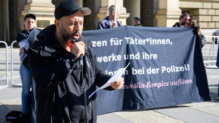 Ferat Kocak (Die Linke) spricht bei einer Demonstration anlässlich der Sitzung des Untersuchungsausschusses vor dem Berliner Abgeordnetenhaus.