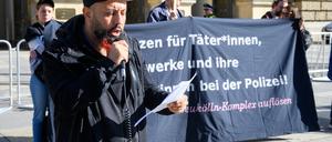 Ferat Kocak (Die Linke) spricht bei einer Demonstration anlässlich der Sitzung des Untersuchungsausschusses vor dem Berliner Abgeordnetenhaus.