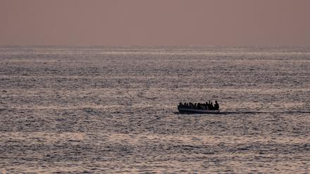 Ein Flüchtlingsboot auf dem Meer (Symbolbild). 