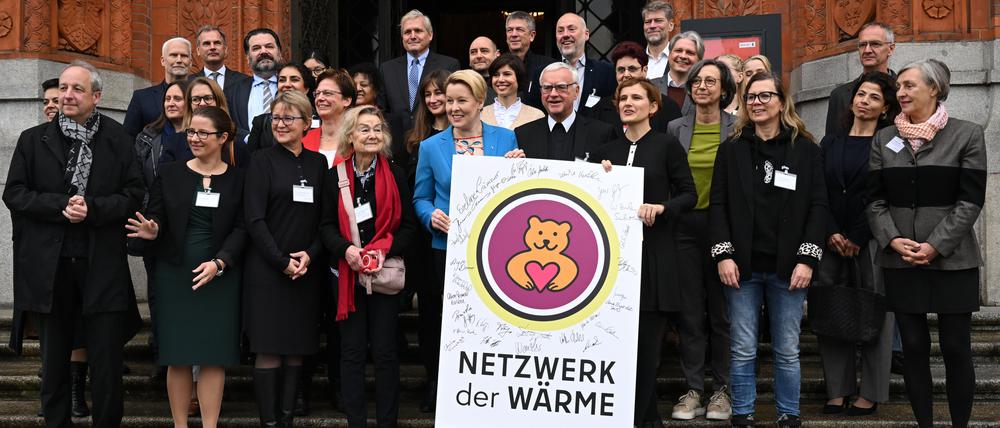 Berlins Regierende Bürgermeisterin Franziska Giffey (SPD), und Katja Kipping (Die Linke), Sozialsenatorin, posieren mit den Unterzeichnern der Vereinbarung „Charta der Wärme“. Rund 140 Einrichtungen machen mit.