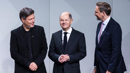Klimarettung via Riesenfonds: Robert Habeck, Olaf Scholz und Christian Lindner nach der Unterzeichnung des Koalitionsvertrags im Dezember 2021.