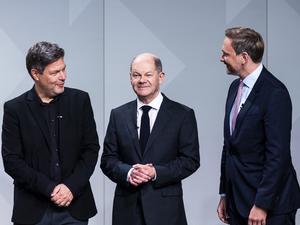 Habeck, Lindner und Scholz bei der Unterzeichnung des Koalitionsvertrages.