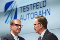 Bundesverkehrsminister Alexander Dobrindt ( CSU) und der Präsident des Verbandes der Automobilindustrie, Matthias Wissmann unterzeichneten am Freitag symbolisch die Innovationscharta Digitales Testfeld Autobahn.