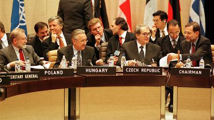 Am 16. Dezember 1997 unterzeichneten die damaligen Nato-Staaten das Protokoll für den Beitritt von Polen, Ungarn und Tschechien.