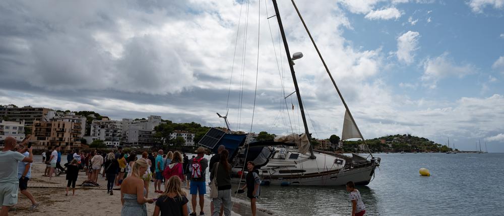 Unwetter auf Mallorca. Einige Boote wurden von dem Sturm an den Strand des Badeortes Santa Ponsa gespült. (Symbolbild)