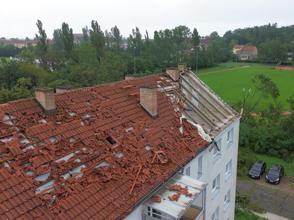 16.08.2023, Brandenburg: Das Dach eines Hauses ist nach dem nächtlichen Unwetter teilweise zerstört.