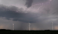 Eine Unwetterfront mit Blitzschlag über einem Feld in Niedersachsen.