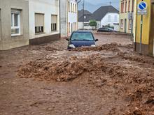 Meteorologen warnen vor neuen Unwettern: Todesopfer wegen Hochwassers – Banger Blick auf Wetter zu Wochenstart 