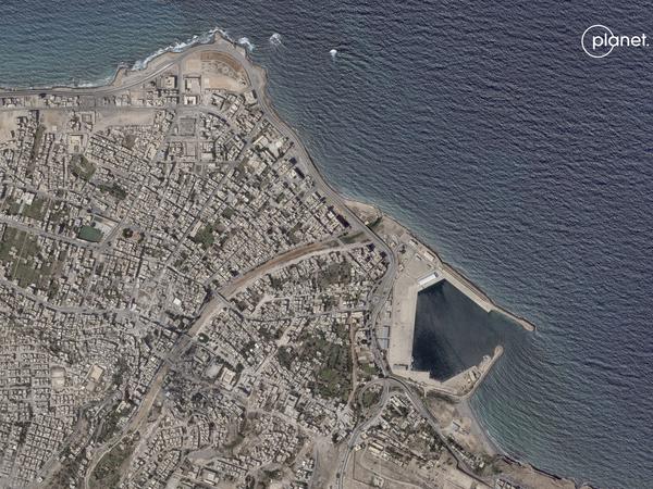 Dieses Satellitenfoto von Planet Labs PBC zeigt den libyschen Küstenort Derna vor den Überschwemmungen.