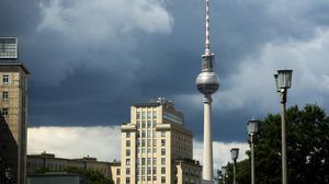 Dunkle Regenwolken sind über dem Berliner Fernsehturm zu sehen. Mit Gewittern und heftigen Regenfällen beginnt die Woche in Berlin und Brandenburg.