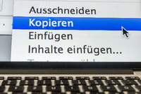 "Kopieren" steht auf dem Monitor eines Laptops.
