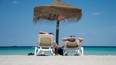 Deutsche Urlauber liegen am Strand an der Plaja de Muro im Norden der Mittelmeerinsel Mallorca (Spanien). (Archivbild)