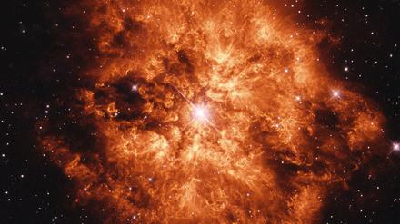 Der extrem massenreiche Wolf-Rayet-Stern WR 124. Der Staub könnte aus frühen Sternen entstanden sein, die als Supernova explodieren und dabei viel Kohlenstoff freisetzten.