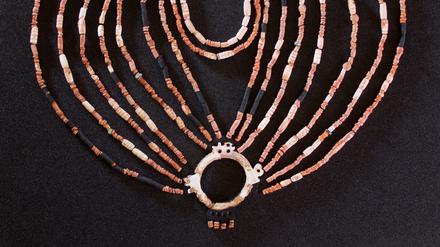 Die endgültige physische Rekonstruktion der Halskette, die heute im neuen Museum von Petra in Jordanien ausgestellt ist.