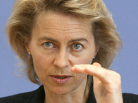 Bundesverteidigungsministerin Ursula von der Leyen (CDU). Plagiatsjäger nehmen ihre Doktorarbeit ins Visier.