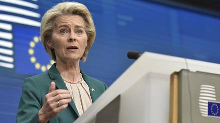 Die Präsidentin der Europäischen Kommission Ursula von der Leyen spricht während einer Medienkonferenz auf einem EU-Gipfel.