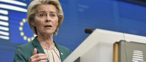 Die Präsidentin der Europäischen Kommission Ursula von der Leyen spricht während einer Medienkonferenz auf einem EU-Gipfel.