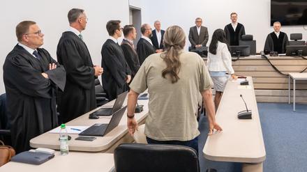 Die angeklagte Heilpraktikerin (dritte von rechts) und der Mitangeklagte (Mitte) am Freitag zu Beginn der Urteilsverkündung im Landgericht Ingolstadt.