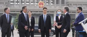 US-Außenminister Antony Blinken (2.v.r) wird von Yang Tao (2.v.l), Generaldirektor der Abteilung für nordamerikanische und ozeanische Angelegenheiten des Außenministeriums, bei seiner Ankunft auf dem Beijing Capital International Airport begrüßt. Der US-Botschafter in China, Nicholas Burns, steht links.