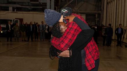 Die Basketballerin umarmt ihre Ehefrau Cherelle Griner nach ihrer Ankunft in den USA. 