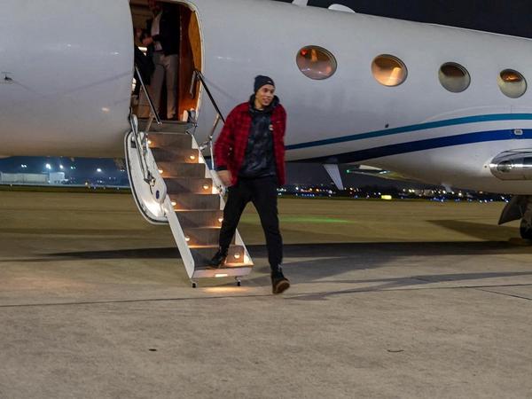 Us-Basketballstar Brittney Griner verlässt das Flugzeug, mit dem sie zurück in die USA gebracht wurde. 