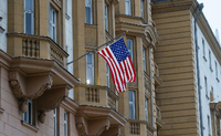 Die US-Flagge weht an der US-Botschaft in Moskau.