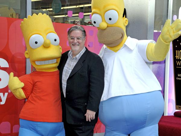Matt Groening auf einem Archivfoto aus dem Jahr 2012 mit seinen Figuren Bart (links) und Homer Simpson.