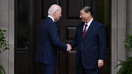 US-Präsident Joe Biden gegrüßt den chinesischen Präsidenten Xi Jinping