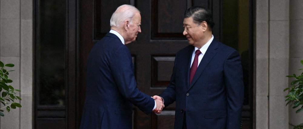 US-Präsident Joe Biden gegrüßt den chinesischen Präsidenten Xi Jinping