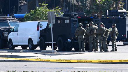 Einsatzkräfte der Polizei stehen vor dem Gebäude in Torrance, Kalifornien, in dem der mutmaßliche Verdächtige der Massenschießerei, bei der in Monterey Park, Kalifornien, 10 Menschen getötet wurden, festgehalten wird.