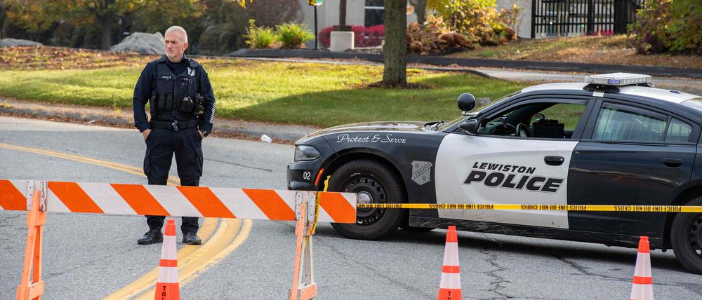 Am Donnerstag weitete die Polizei die Sicherheitshinweise auf weitere Orte rund um Lewiston auf, da der Täter auch viele Stunden nach der Attacke noch nicht gefasst war.