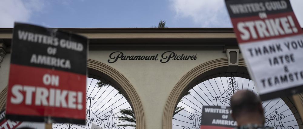 Demonstranten halten Schilder während einer Kundgebung vor dem Paramount Pictures Studio im September.